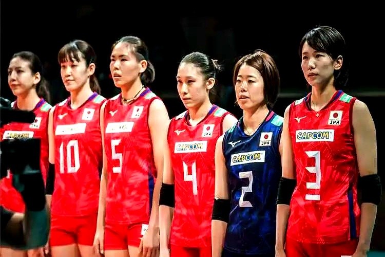我靠，泰国女排这是要上天啊？！

一上来就把日本队干懵了，直接2:0领先。

要知道，赛前可没人看好她们。结果呢？姑娘们跟打了鸡血一样，发球冲、后排防，那个球打得叫一个行云流水！平皮查亚一个人就砍了20分，太猛了……

反观日本队，全队跟没睡醒似的，光失误就送了28分，石川真佑拿了23分都带不动。