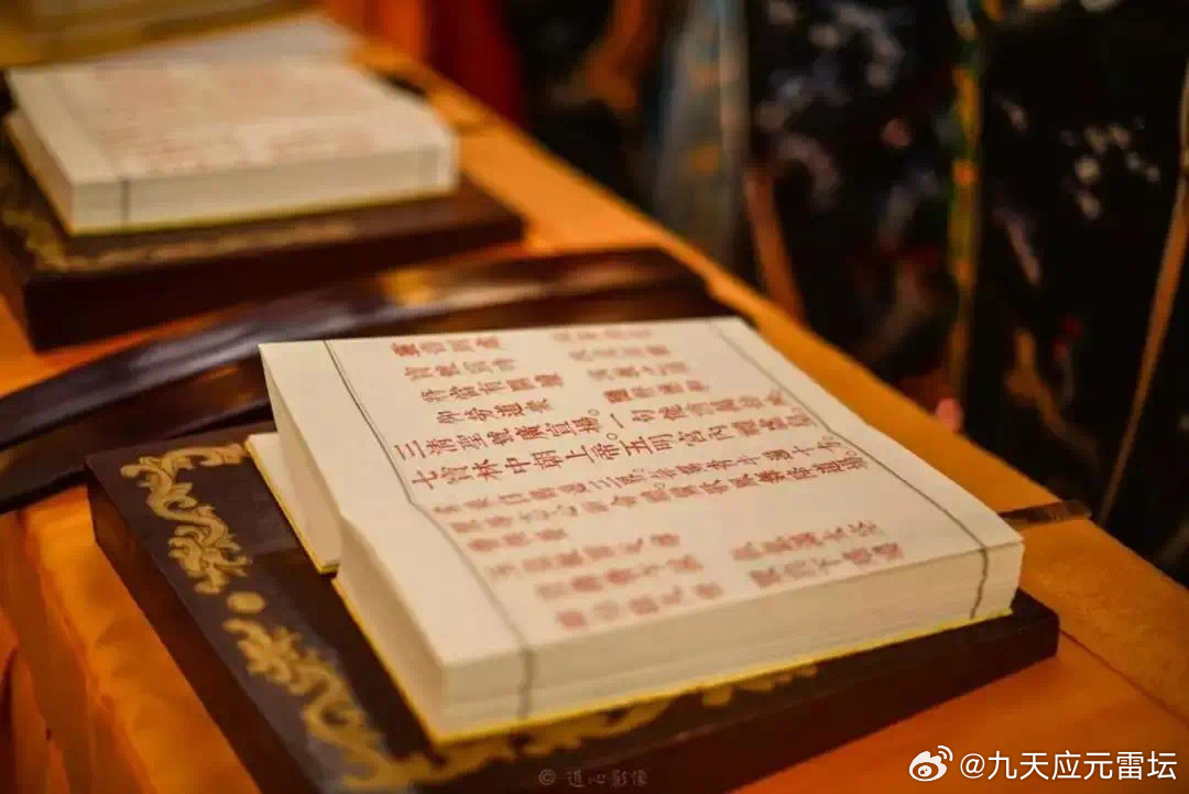 初入玄门该怎样读诵经文？一经通，则窍窍通，一悟百悟。专一选择一部经文修持，多了便杂，心也就会散乱。早晚焚香默坐，展经调气，如对金容，每日功课不缺，谓之课诵。初学诵经，只管念去，念到能背诵，通过诵经达到身心清静的境界，然后再在日常生活中慢慢领悟经意，就容易理解。否则，一边诵经一边想经文的意思，本来就不专心。更何况以我等凡夫的妄心，如何能够测度天尊祖师的圣意？只有先把自己的妄心妄想统统消除，达到清静的境界，才能够了解经文的真实意义。诵经时，身体要坐端正，摒除杂念，诚心读诵，自然能够感而遂通。诵经不要贪图遍数多，要根据自己的时间环境安排，恭恭敬敬地念诵一遍经文，胜过随口散心念诵千万遍。