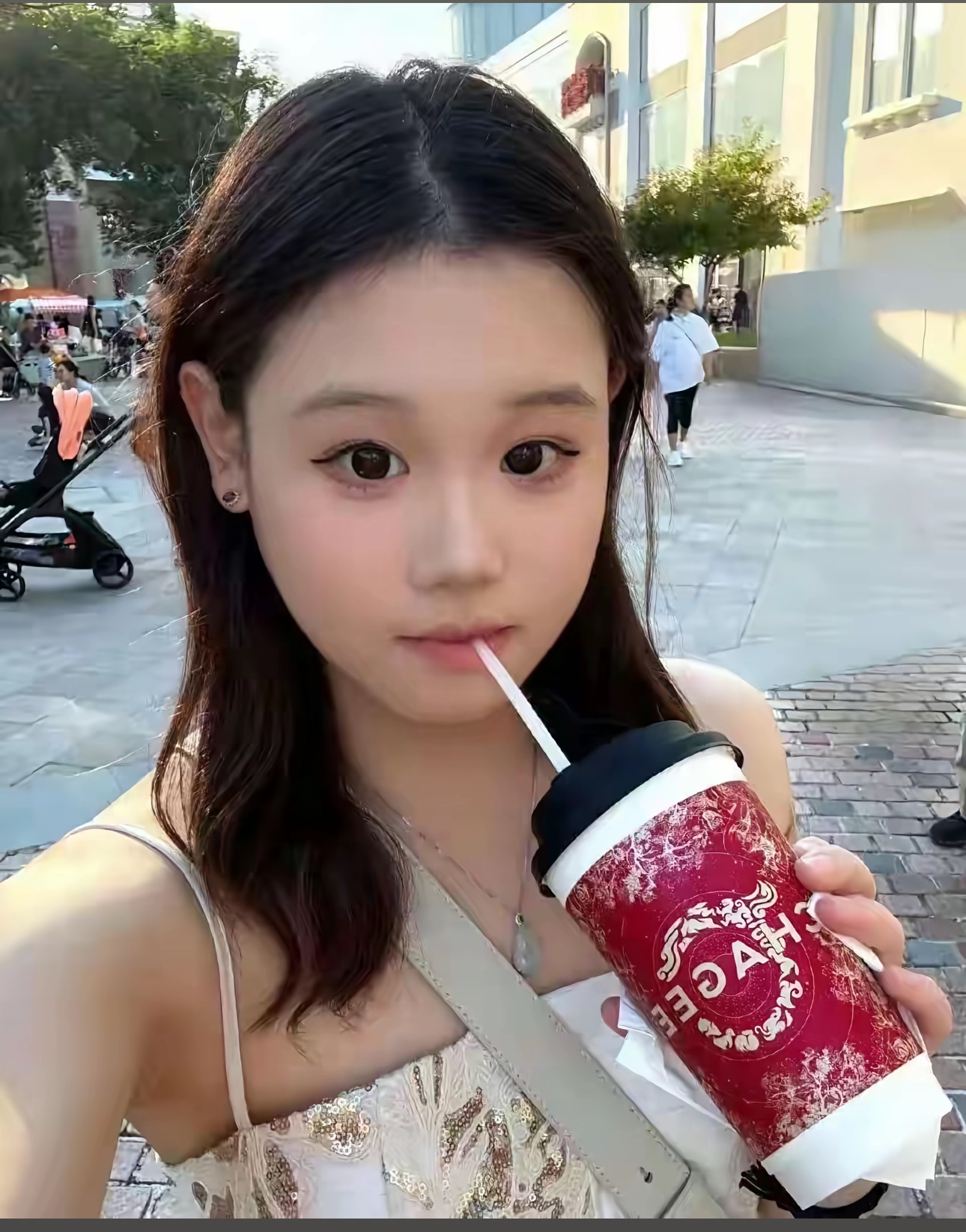 退役完成转型，张家齐难得的人生机遇
从赛场走向人生新阶段，张家齐的转型，被很多人感慨拥有难得的贵人机遇。原生家庭留有遗憾的她，遇到十分靠谱的经纪人，为她规划了退役之后的发展方向。

退役之后，她开启全新赛道，尝试直播，学车、进修英语，备考国际裁判资格，还登上综艺舞台，收获更多大众关注，让大家看见运动