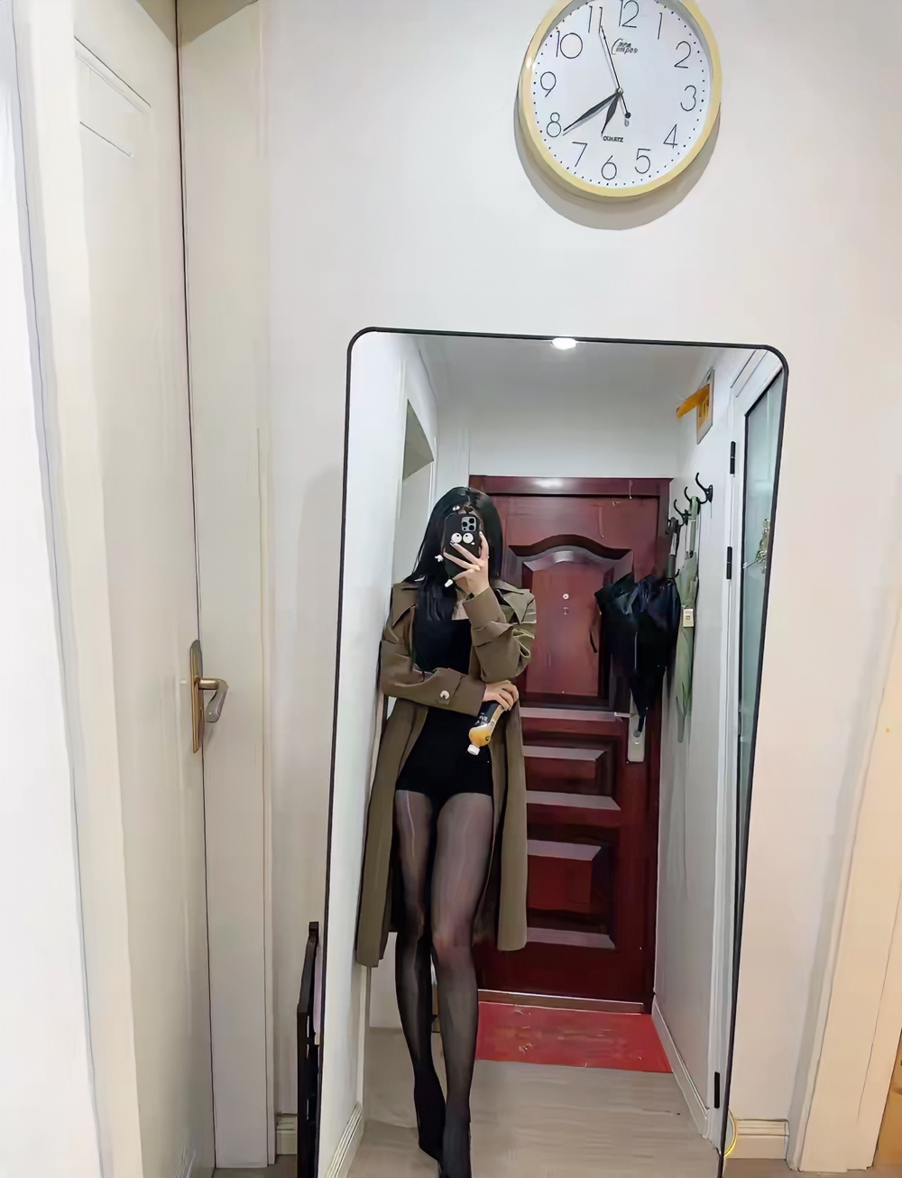 快七点了，美女👩🏻‍🦰换上黑丝高跟风衣🧥，准备出门约会。除了带...