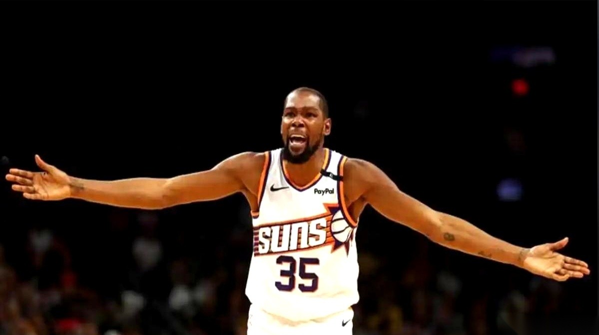 网上刚传出杜兰特右膝伤情的最新内部消息，情况远比那张“无结构损伤”的影...