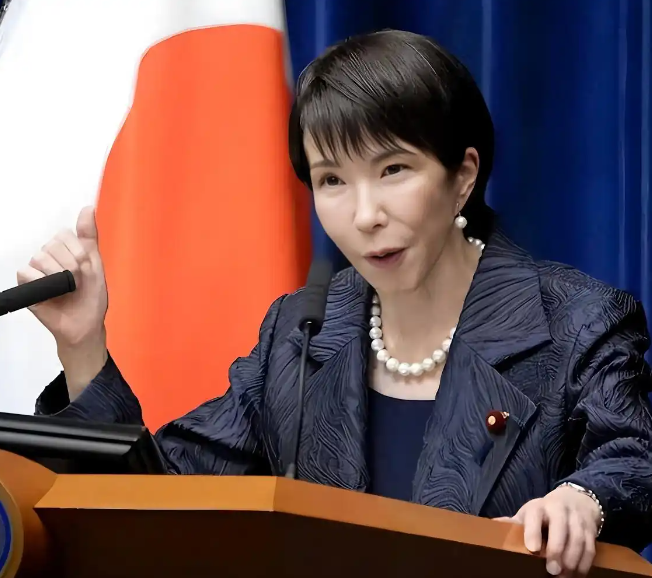 当下中日关系紧张，很多人都觉得，日本不过是跟着美国起哄，为台湾问题冲在前头！大错特错！真实内情没那么简单，日本政府正借着这波博弈风浪，推进一场酝酿几十年的大国野心布局。

战后日本被套上了和平宪法的枷锁，只能搞 “专守防卫”，不能有正规军，不能主动发动战争。这对一直想当政治军事大国的日本右翼来说，是