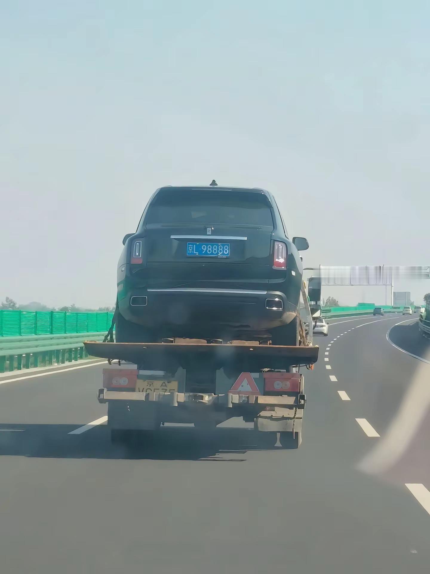 高速上见到坤哥的劳斯莱斯，不是呼啸而过，是拖车护送，排面另一种打开方式