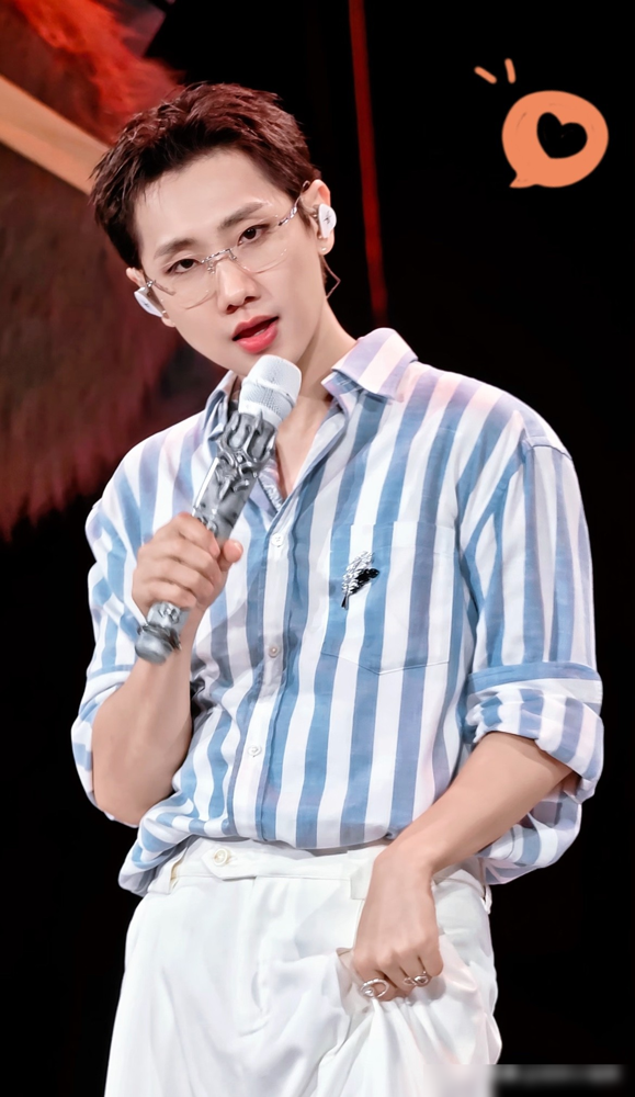 何炅问汪苏泷，那些穿过的明星衣服怎么处理，他直接来一句：不捐、不卖、不送粉丝。
全打包寄回沈阳老家，二姨穿裤子，姥姥穿短袖。过年全家看春晚，姥姥身上套的正是他开演唱会的战袍。
二姨还嫌裤子太修身，让他下回买宽松纯棉的。评论区直接笑裂了，说这比多少公益通稿都耐看。
没搞人设，没走流程，也没让旧衣