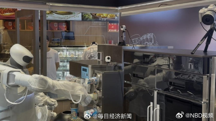 #机器人7分钟做一杯冰淇淋# 【一个比人更贵、更慢的机器人“员工”，餐饮品牌何以急着把它请进门店？】#DQ机器人员工比人慢4分钟#  又有一名机器人员工“入职”餐厅了。8月29日，在上海地标性建筑LV大船对面，一名机器人员工正在冰淇淋门店内紧张忙碌，约7分钟可以出品一杯冰淇淋产品，而一名成熟员工 ​