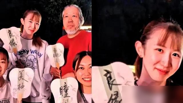 早田希娜没随队走，一个人猫在酒店房间，手里攥着个“招福厄除”的红色小袋子不撒手。
手腕腱鞘炎犯了，疼得她眉头直皱。这伤搁别人身上早歇了，她不。刚在名古屋亚运会拼下两银一铜，转头又跟张本美和杀进中国大满贯女双决赛，1比3输给王曼昱蒯曼，又是银牌。
工作人员进不了场，她自己扛。赛后说了句“无憾了”，