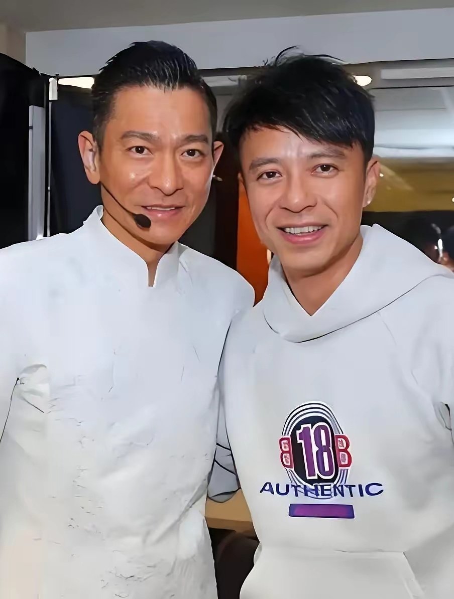 谭咏麟红馆终极演唱会尾场，刘德华与李克勤前来助阵。三位港乐老友站上同一个舞台，合唱《我在意》，诉说数十年的相知相伴。
​一曲唱罢，校长情绪难掩，刘德华也红了眼眶。他们见证彼此一路成长，从年少出道到如今，歌声没变，友情依旧。
​这一场舞台，不只是演唱会，更是属于港乐的情怀盛宴。 ​