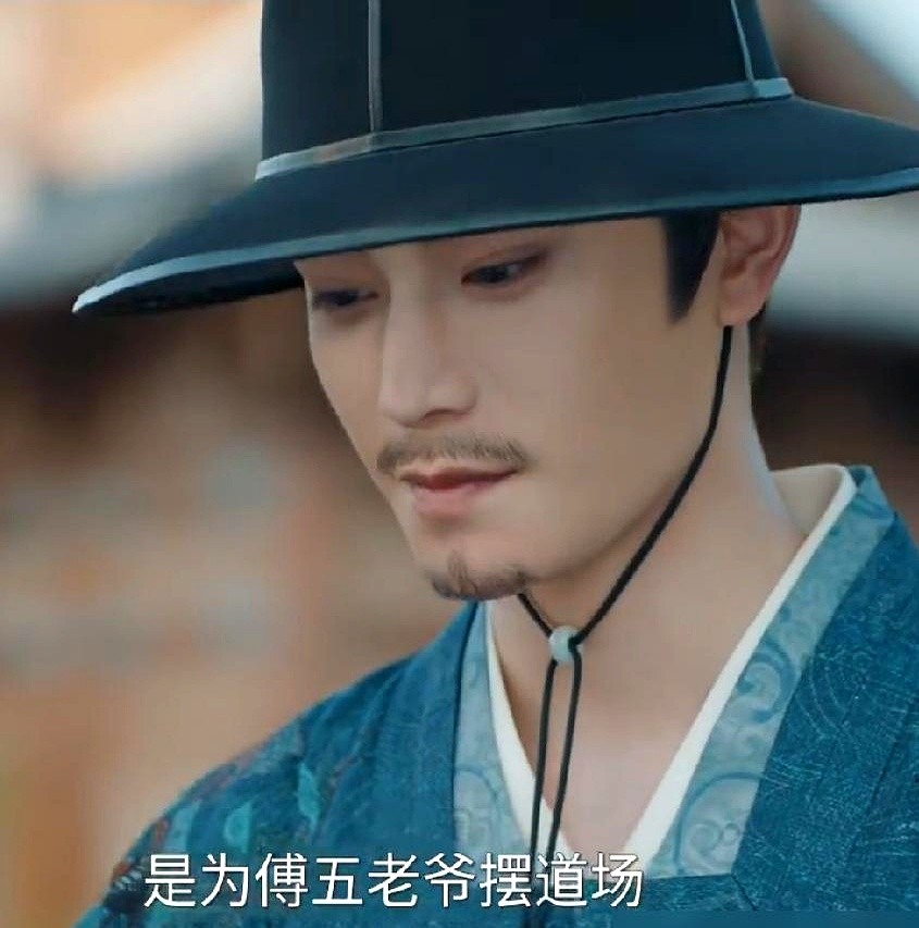 把头扎进馊臭的泔水桶里大口吞咽，拍完转头就去催吐。

邓恩熙演傅庭芸，硬生生把自己活成了跌进烂泥里的野草。没有哭哭啼啼的小白花戏码，只有为了活下去的死磕。

镜头外丁禹兮就站在旁边守着。他演的赵凌是个草莽，不玩嘴皮子只看动作。

这两个人凑在一块，扯开了成年人感情里最真实的底色：一个自卑不敢爱，一个