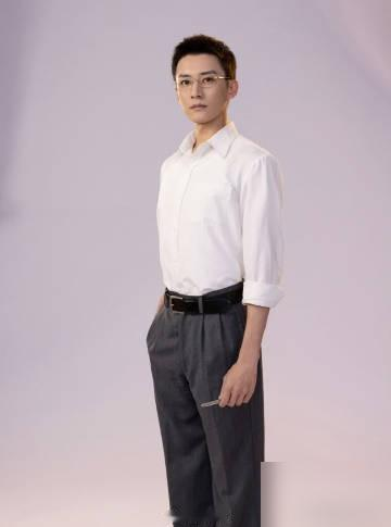 刘学义抱谭松韵，手没悬空，炸了。
10月大结局点映礼，一张拥抱照被顶到风口浪尖。有人盯着他手的位置，说没保持绅士手，分寸感呢？剧粉直接回怼：坦坦荡荡，熟人松弛，非要演成陌生人你们才满意？
戏里克制隐忍，戏外这俩人互怼、翻拍立得、角色日记一条接一条，售后拉满。刘学义亲口说，已经主动约了谭松韵，剧本