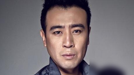 于和伟被骂上热搜了，说他演技被高估，演谁都一个样。
说白了就是陈独秀、刘备、史强这几个角色太炸，观众看腻了那张脸。有人拿他跟李雪健比，说差着辈分呢，跟张译、何冰比，又说差点意思。
可你翻翻他最近的采访，这老哥清醒得吓人。记者问他怎么看“演技炸裂”这词，他直接说，满大街都炸裂，这词就不值钱了。还说