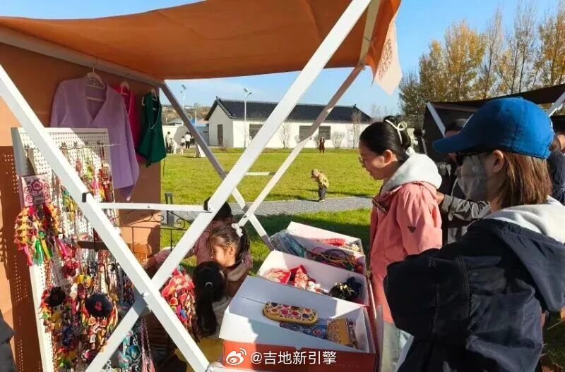 【“遇见延吉·乐享四季”！这场乡村音乐会尽展融合之美→】送你e朵金达莱 秋风为幕，乡野为台。10月17日，“遇见延吉·乐享四季”文化屯里乡野之秋音乐会在延吉市朝阳川镇龙盛村温情开唱。活动打破传统文艺演出模式，依托文化屯里独有的庭院美学与自然生态优势，汇聚城市优质文艺资源下沉乡村，将现代音乐、书信寄情、非遗体验、美育互动、潮流美食融为一体，在松弛闲适的乡村氛围中，让城乡群众沉浸式感受文艺之美、乡土之美、生活之美，持续擦亮“有一种生活叫延吉”城市文旅品牌。网页链接
