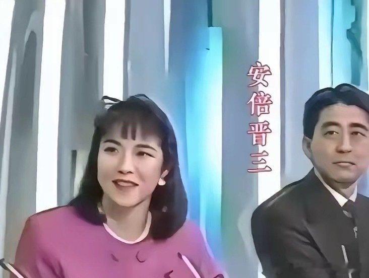 年轻的高市早苗长发披肩，还曾是电台主持人 ​​​