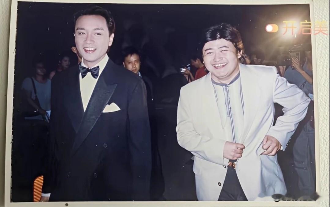 1997年，刘欢和张国荣同框。

 中国香港回归祖国，张国荣在北京工人体育场，和刘欢他们同台唱《团聚》刘欢