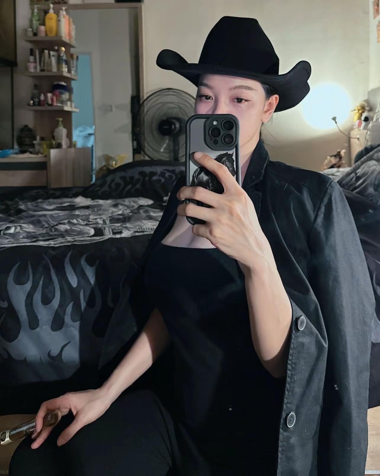 <p>气质范 性冷淡风 拽姐穿搭 <!--{img:0}--><!--...