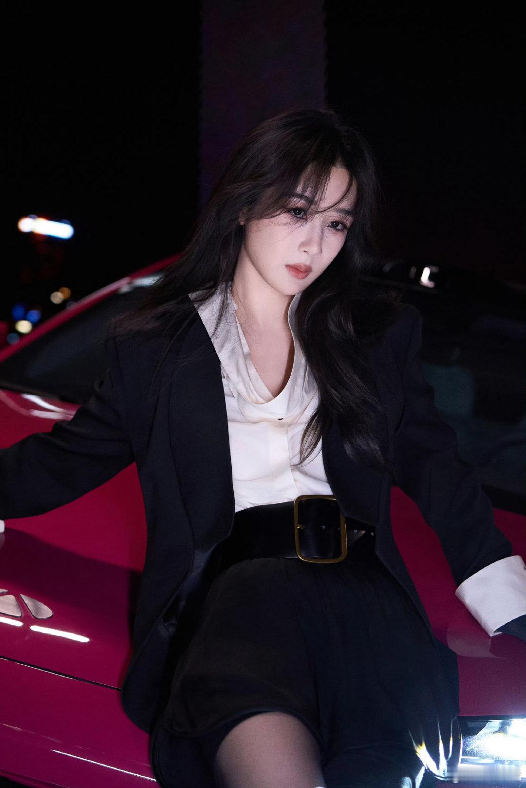 #杨紫[超话]# 你只管发光，我负责仰望与守护。​