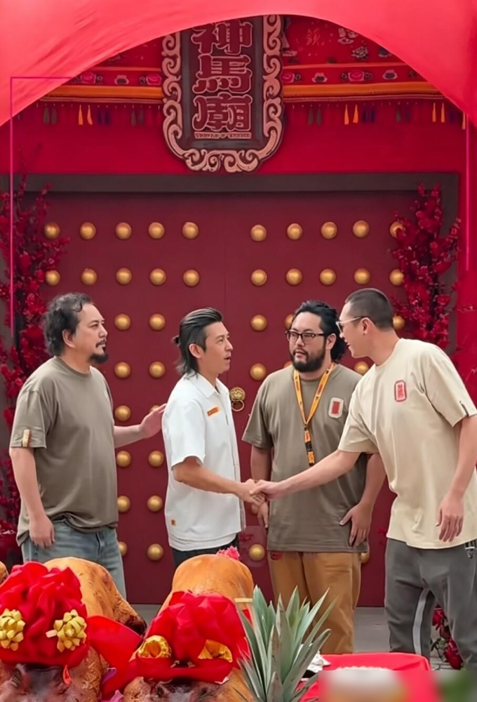 陈冠希在槟城穿着拖鞋上香，旁边站着黄秋生，穿一身道士袍。
9月17号开镜，电影叫《神马庙》，讲俩边缘人合伙开庙，许愿成真这种买卖。黄秋生演道士，陈冠希演阿天。
预算一千万令吉，拍三个国家，槟城、吉隆坡、横店、意大利贝拉焦，二十几天拍完。
上一回俩人同框，是《头文字D》，陈冠希演高桥凉介，黄秋生