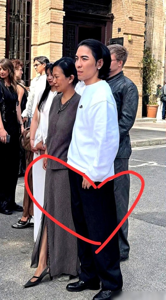 萧敬腾把不生孩子的理由摆桌面上，太狠了。他说喜欢小孩，但不生。不是不能生，是舍不得林有慧遭那个罪。怀孕的肿、生产撕裂缝针、产后漏尿，他全替老婆想到了。再看林有慧，53岁素颜跟他出门，脸上褶子清清楚楚，笑得比谁都松。这女人压根不需要用“当妈”来证明自己。萧敬腾给她过生日，粉色花墙铺一地，花瓣撒得跟不要