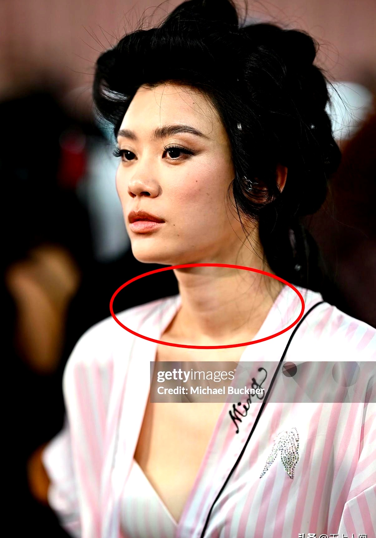 奚梦瑶嫁给何猷君这步棋，现在看真是走对了
 

生完两个娃还能重回维密舞台，身材确实让人眼红
 

不过听当美容师的朋友说，有钱人也敌不过自然规律
 

哪怕砸再多钱保养，她脖子上的颈纹依然很深
 

有些底子上的东西，医美也是束手无策
 

豪门媳妇大多隐退享福去了，她倒好还能大大方方出来搞事业