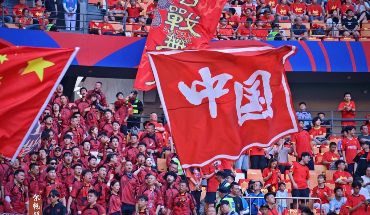为什么中国男足屡战屡败中国足球是否应该解散这一话题，在网络上引发了广泛讨论。尽管部分观点带有调侃意味，但其背后折射出公众对中国足球长期低迷现状的不满与失望。从竞技层面看，中国足球近年来在国际赛场表现乏力，职业联赛发展也面临诸多挑战。若因此主张解散中国足球，则忽视了这项运动在中国社会中的深层价值与