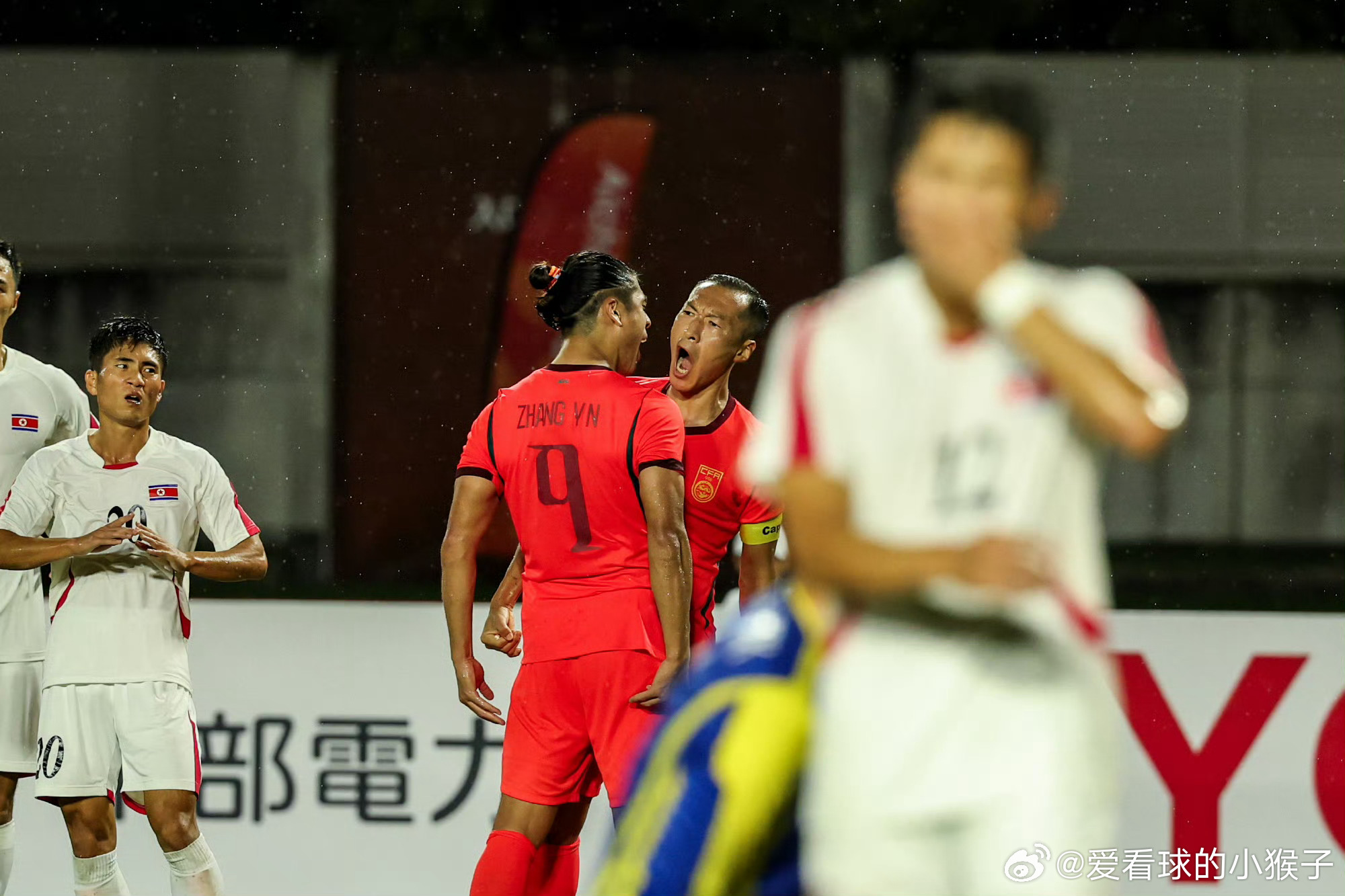 #U23国足亚运会开门红#
名古屋亚运会男足B组首轮，中国U23男足2‑1逆转朝鲜U23，拿下小组赛开门红￼￼￼。

比赛进程：
第27分钟，朝鲜崔国低射破门，国足0‑1落后￼￼￼。
第43分钟，吴曦下底传中，张玉宁头球破门扳平比分1‑1￼￼￼。
第67分钟，张玉宁头球摆渡，吴曦精彩吊射完成反超，2‑1锁定胜局 ​