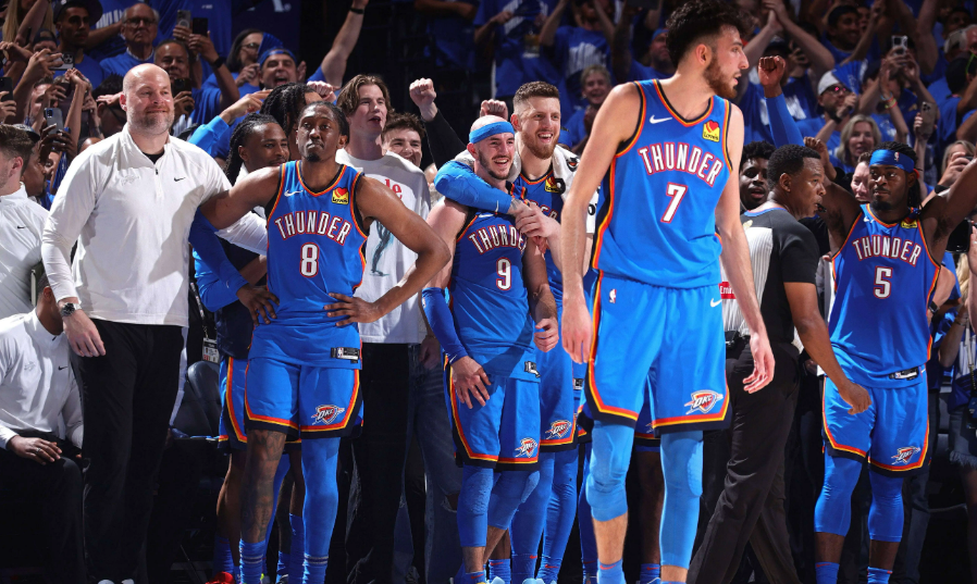 今天雷霆队又创造了一项非凡纪录： 连续三年在季后赛首轮横扫对手 （20...