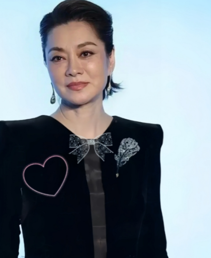 放弃上百亿的遗产，带儿女远赴美国，如今才知道毛阿敏有多聪明。260亿的遗产，说不要就不要了。

毛阿敏这辈子，活像一部跌宕起伏的传奇小说。

她曾站在舞台正中央，享受万人欢呼，也曾在谷底咽下苦涩，甚至差点被命运彻底击垮。

但最让人津津乐道的，还是她在丈夫离世后，面对二百六十亿遗产时那个果断转身的背