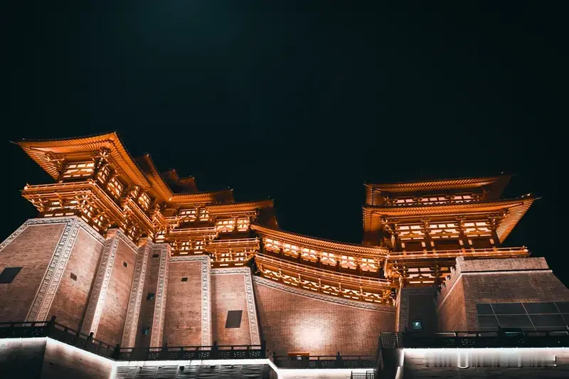 洛阳在唐朝的地位如何? 别被影视剧里长安独大的设定骗了，唐朝的洛阳根本不是陪衬，是实打实的“双都核心”。
高宗时期直接把洛阳升为东都，李治大半时间都带着武则天在洛阳办公，武周时期干脆直接改洛阳为神都，把整个朝廷都迁过来，当时洛阳的人口破百万，是万国来朝的枢纽。
哪怕后来李唐复辟，皇帝也经常带着文