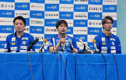为松岛辉空选手举行了加盟发布会。<br /><br />松岛选手与白神...