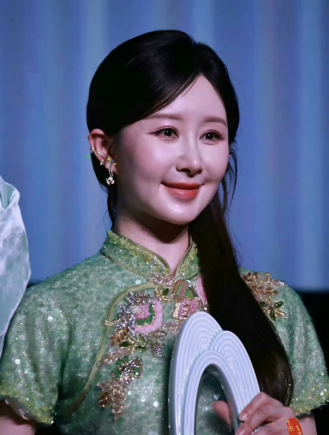 舒畅的脸怎么了

谁能想到，曾经灵气满满的童年女神舒畅，线下活动生图一出，好多网友差点认不出来了。

和宋佳同台，高清镜头下苹果肌饱满肿胀，笑容有点放不开，少了往日灵动。

网友纷纷猜测是不是医美填充的缘故。也有人说现场强光、抓拍角度也会影响观感。

想起《宝莲灯》小玉、《魔幻手机》傻妞，满满的回忆