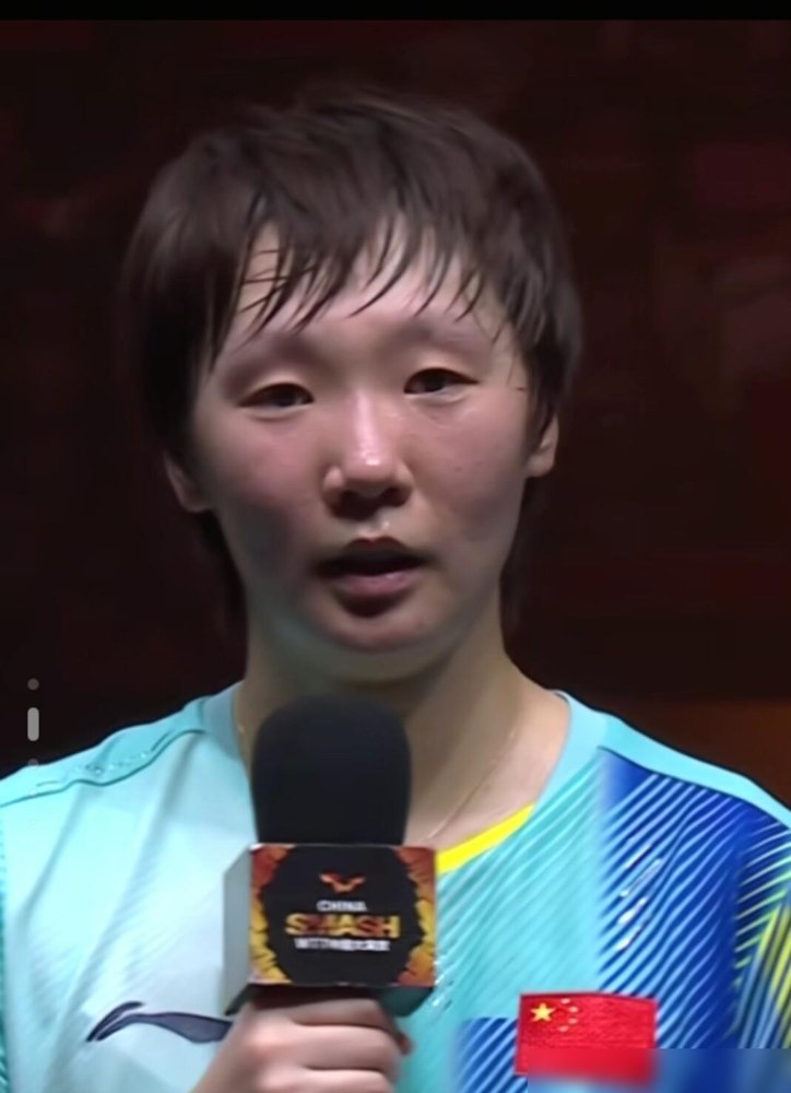 4比0，王曼昱打削球手，场边马琳急得站了起来。
对面佐藤瞳把球削得又转又飘，王曼昱一板一板拉，愣是没给对手喘气的机会。第二局打到8平，马琳喊了暂停，就一句：别跟她磨，上手就冲。回来连得3分。
最狠的是第四局，佐藤瞳开始玩轮换发球，想拖节奏。王曼昱赛后说，赛前早预判到了，心态没波动。18天打了24