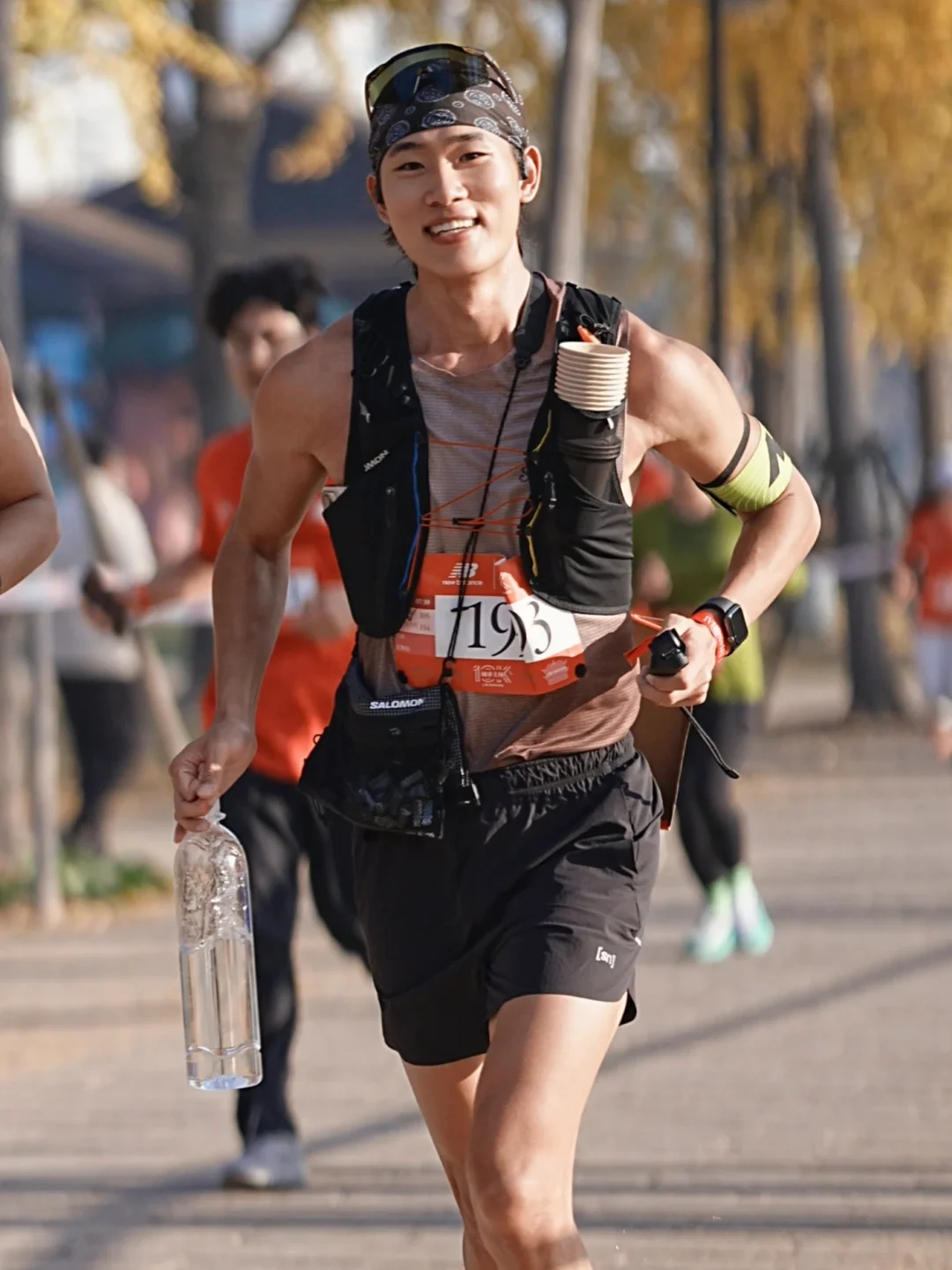 你们跑，欧巴给你加油.