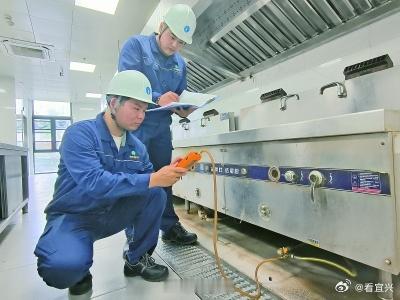 【拧紧校园燃气“安全阀”】今年暑期，宜兴港华燃气有限公司组织工作人员，对全市90多所学校开展燃气安全专项巡查。工作人员深入各校食堂，对燃气管道、阀门、灶具、报警装置等设施设备进行逐一排查，及时消除安全隐患。同时，针对食堂人员开展安全用气常识和安全操作规程培训，讲解燃气泄漏应急处置、 ​
