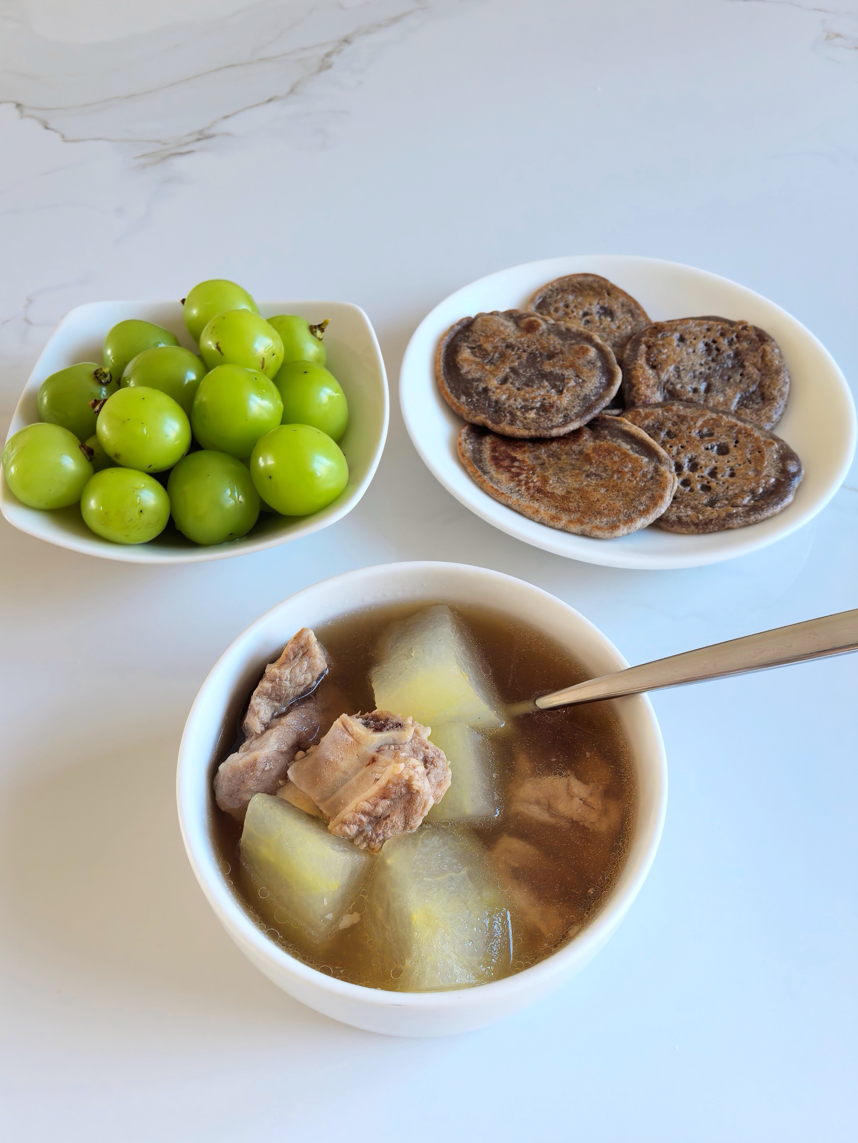 一年级小学生的早餐冬瓜排骨汤+荞麦小软饼+青提这个小软饼是真爱图里的一盘全吃完了还又吃了一块弟弟的[允悲]今早吃得多全因为主食哈哈哈~小软饼：一半面粉一半荞麦粉加多一点点的白砂糖加水调成酸奶状然后锅热放油凝固后翻面一直煎到微焦就行 ​​​