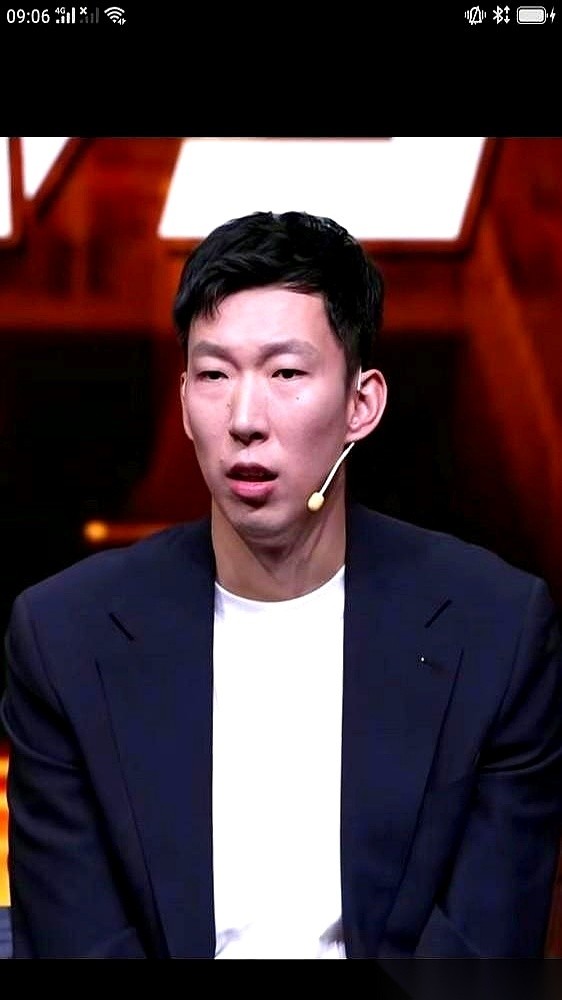周琦最近的一番话，直接把国内篮球联赛部分主教练的老底给掀了。
他在镜头前直白地指出，有些教练手里根本拿不出像样的战术，平时带队全靠大嗓门吼叫和摆架子。除了蒋兴权、李春江这种真有东西能服众的老帅被他单拎出来，剩下那些混日子的半吊子，全被扒下了底裤。
为什么非要吼？
球场边上，哨声一响，比赛打不开局面，