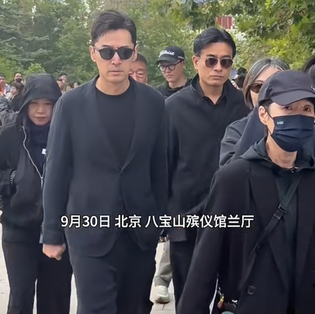 原来昨晚胡歌金鹰节中途匆匆离场是有原因的！

胡歌连夜坐飞机从长沙到北京，今天一大早前往北京八宝山殡仪馆参加游本昌老爷子告别仪式。

媒体拍到照片里，胡歌素颜穿着一身黑，与好兄弟陈龙共同现身，在殡仪馆门口就眉头紧锁，面容难掩悲伤，到达灵堂后更是数度哽咽，拿卫生纸不停的擦拭鼻子，能够感受到他的无限悲痛