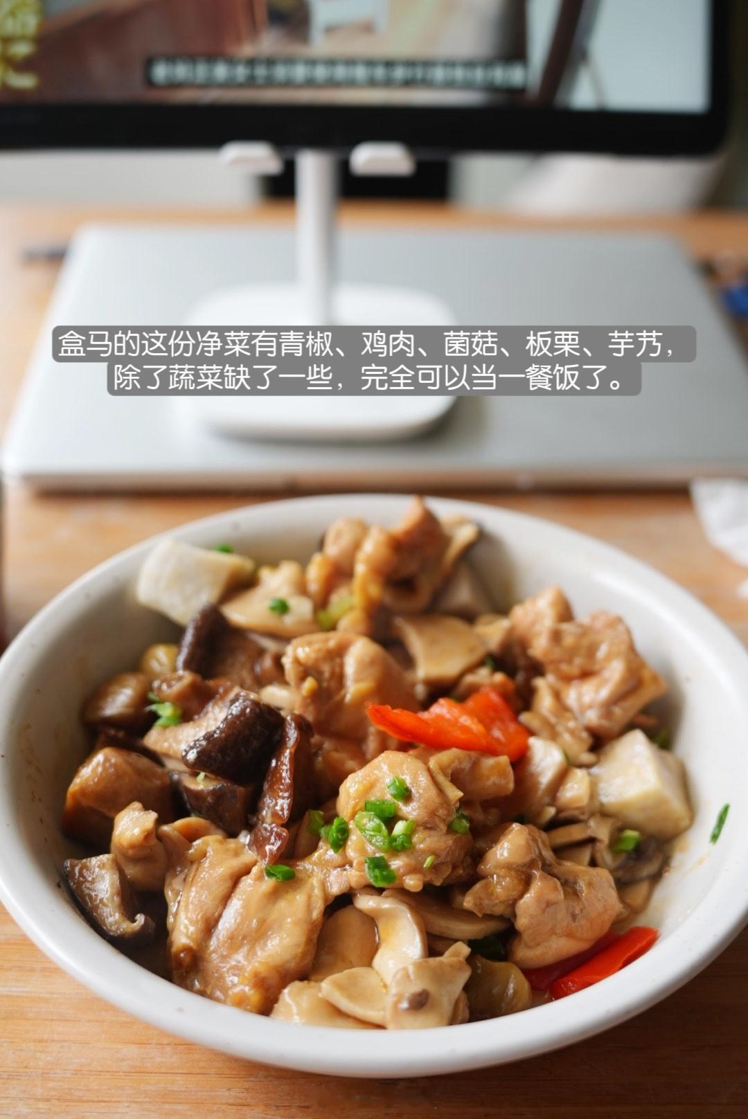 流思碎碎念 20261014我算了下，游泳之前体重差不多104斤，现在基本在98左右，应该瘦了6斤，确实瘦下来穿衣服更好看些了。但是，瘦了也不全是好处，我现在发现有个最大的坏处就是显得头更大了。所以我在想是不是背部肌肉强壮点、肩练得宽一点会稍微好点？都说医美是条不归路，我看健身也很难停下脚步。