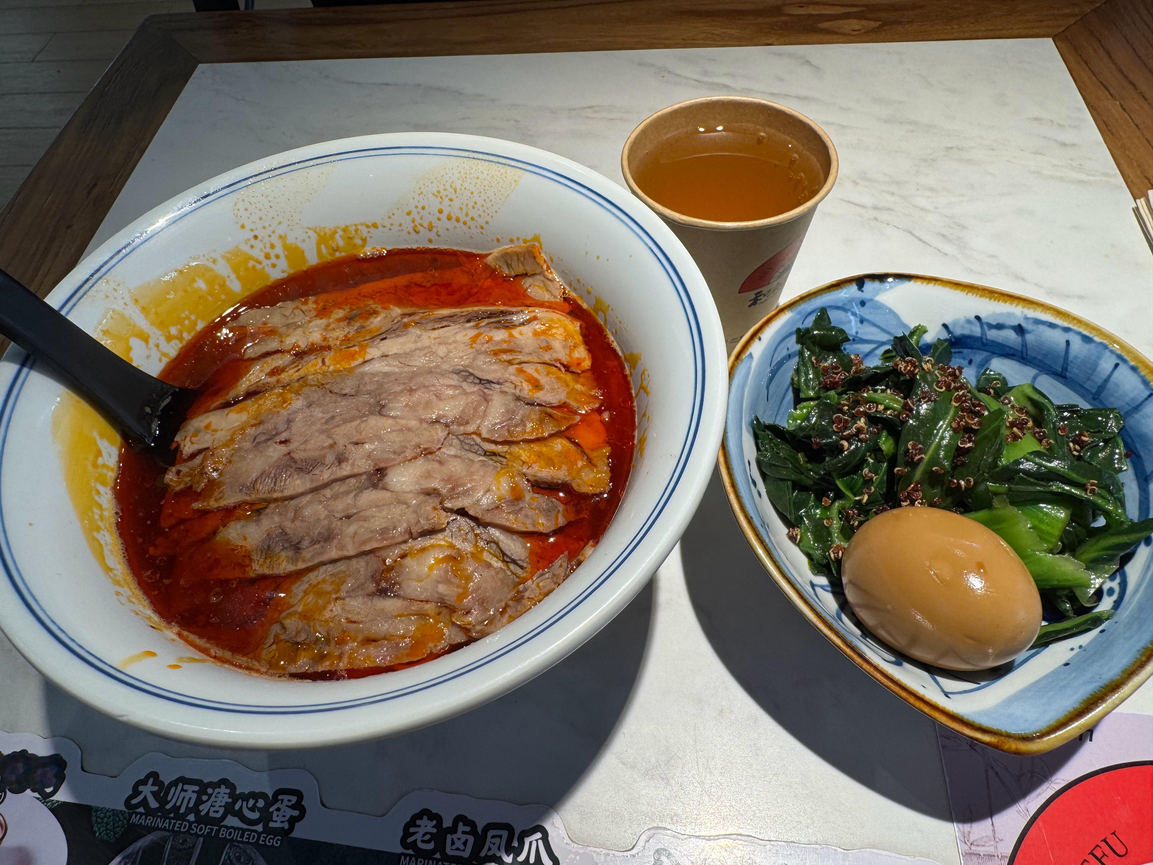 青岛胶东机场和府捞面46元套餐，虽说也不便宜，但是比起旁边40多一碗的普通兰州牛肉面还是性价比高不少，起码肉要多的多。说到这就不得不再说说青岛机场的物价，虽然这几年搬到胶东之后略有收敛，但还是可以上榜国内物价最黑机场前几名，北上广跟它一比都根本不行。  ​​​