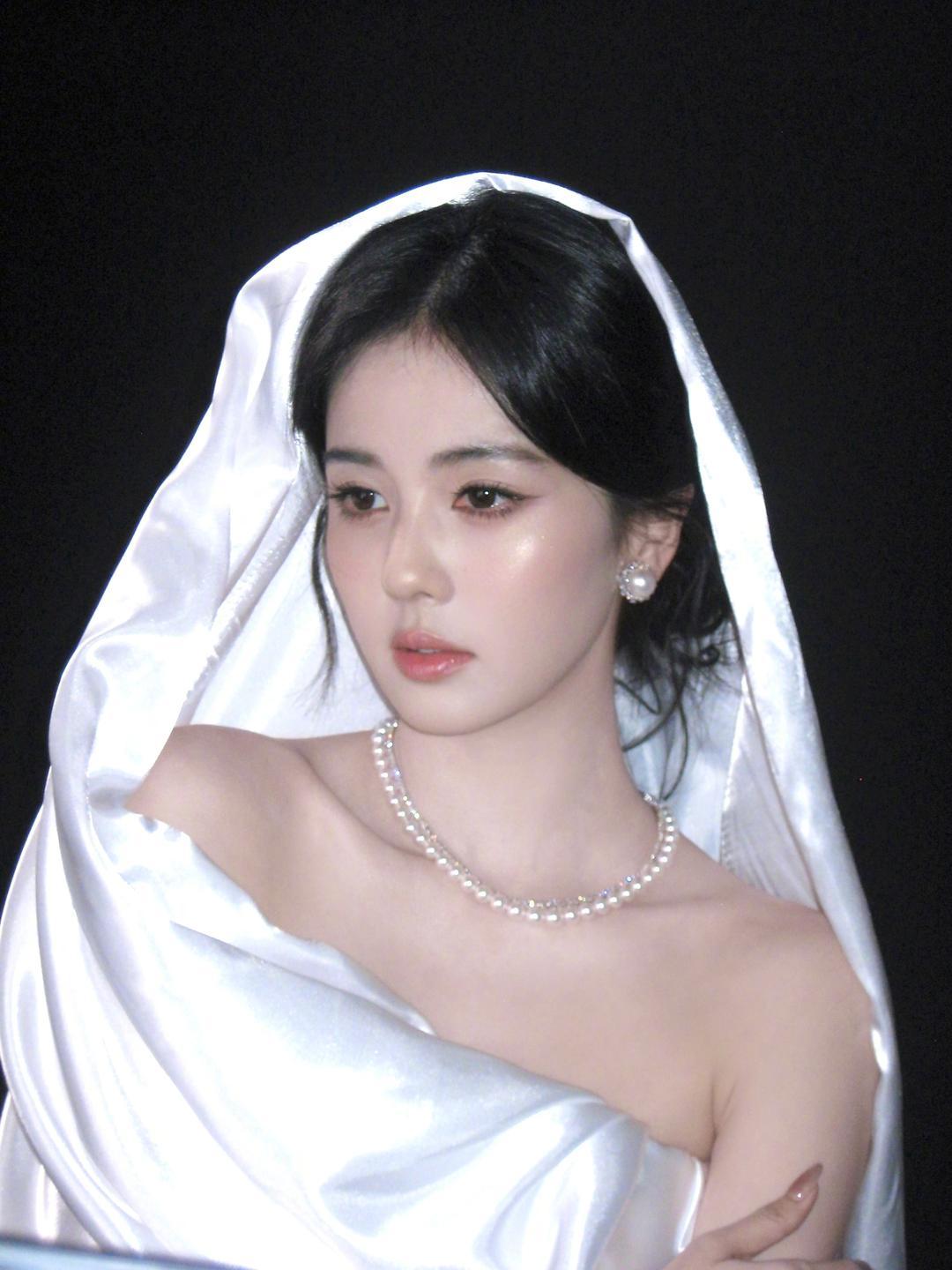 演员白鹿分享美照并配文：
🤍

＃影视明星  ＃日常随拍
（你喜欢白鹿哪些影视剧？欢迎评论区留言）