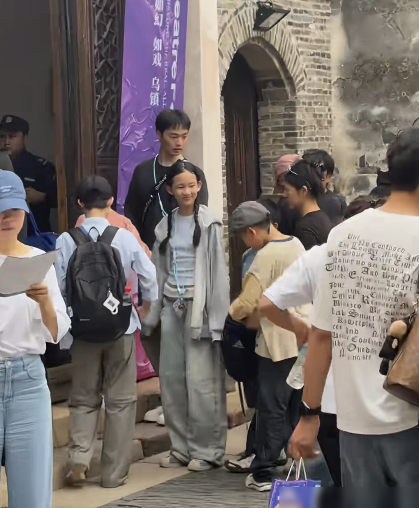 黄磊家老二一露面，直接把评论区干沉默了。12岁的多妹，活脱脱就是长发版黄磊，连脸颊那两颗对称的泪痣都长在同一个位置。
10月10日孙莉晒出近照，网友盯着看了半天，单眼皮、笑眼、侧脸线条，基因这东西真不跟你讲道理。老大黄多多像妈，走的是温婉文艺那挂，古典清冷。老二直接复制粘贴她爸，还是个乐队主唱，台