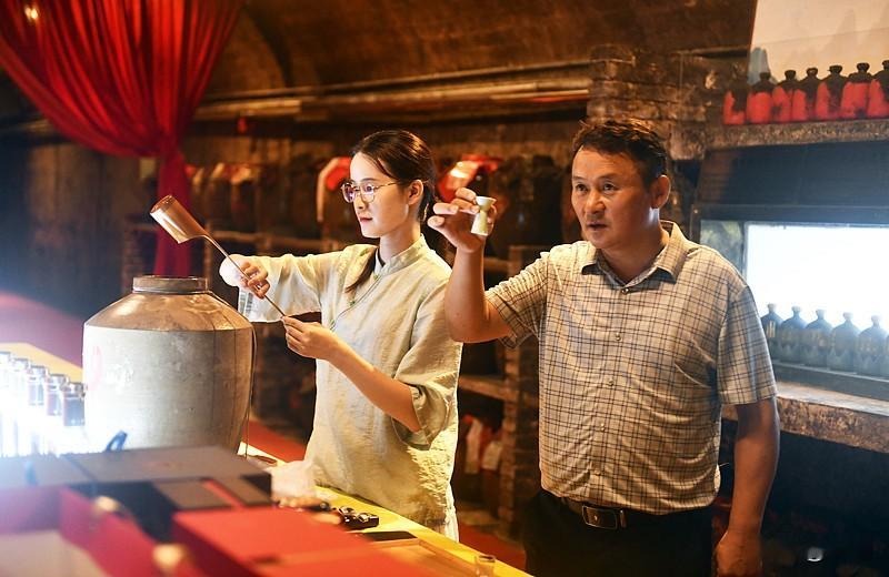 假如余承东、雷军、于东来、董宇辉去卖同一款白酒，四种做生意的模样

一个有趣的设想：
倘若把一模一样的一瓶白酒，交给余承东、雷军、于东来、董宇辉四个人去销售。
结局会是什么样子？透过各自不同的售卖方式，能看见四种截然不同的做事底色。

余承东来卖这款酒，输出的是一份底气。
他不会先去谈折扣，也不会急
