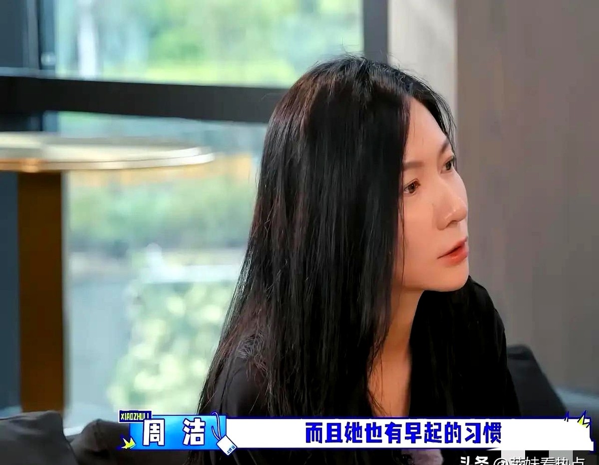 胡军一句话，揭开了佟丽娅的“真面目”。他说，这姑娘一个人能顶一个团队。

经纪人说，她每天雷打不动七八点起床，陪女儿晨读。在舞剧团里，她连化妆师都不带，从头到脚自己上手，把钱省下来砸在舞台上。

行程自己排，突发状况自己扛。身边人跟她合作，发现根本不用操心，她一个人就把所有事安排得明明白白。

难怪