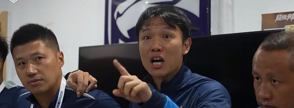 武汉三镇的球迷先别急着难受，球队虽然积分提前降级，但中超的保级大戏其实根本还没演完。
球场上的哨声是吹了，可会议桌上的账本往往比战术更能要命。
今年给各家俱乐部留的准入申报窗口，紧得让人透不过气。10月21号才下的通知，截止时间直接卡死在31号晚上24点整，满打满算就给留了十天。往年那种拖上一两