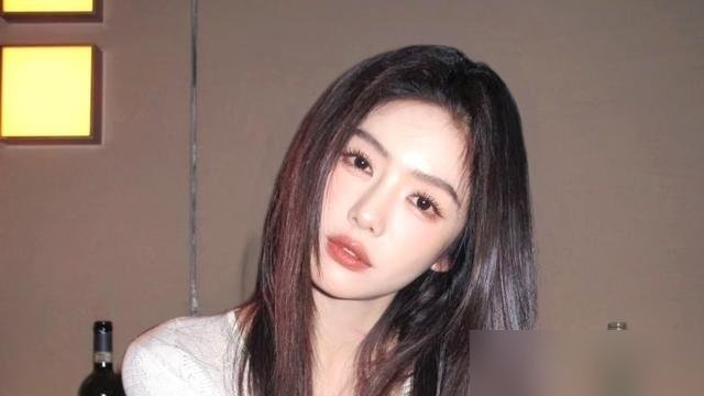 新剧开播前夜被撤档，换别的演员粉丝早炸锅了，她反手把粉丝应援的钱全退了。
蔡文静这事办得挺狠。《非正式浪漫》原定10月15号播，临门一脚撤了，热搜上全是问号。结果她工作室直接发通知：云包场的钱全部退，学生党一分都别花，这剧的宣传费用她自己扛。
再看她上《我家那闺女》，自曝谈过五年恋爱，因为“高情