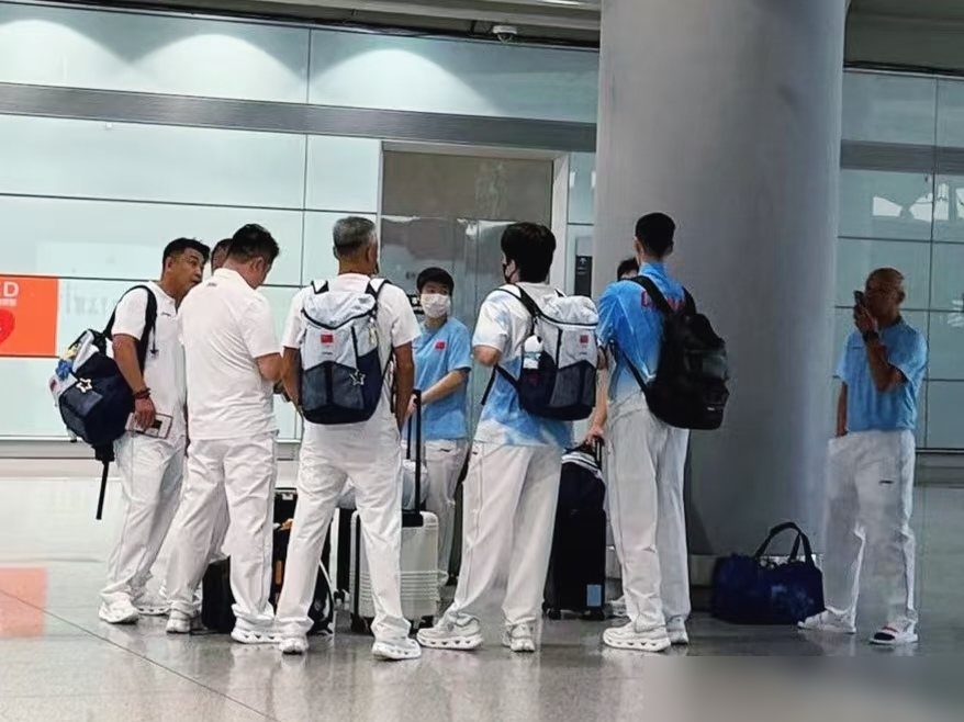 滞留6小时，没饭吃，国乒直接把机场大厅当成了训练馆。
9月16日名古屋机场系统崩了，信息调不出来，大巴全卡死。乒乓球队、武术队、赛艇队干等到下午五点才走人，体操队更惨，熬到六点。现场只发水，不发一口吃的，运动员又饿又困。
结果画面出来，全傻了。人家不吵不闹，瑜伽垫一铺，泡沫轴一滚，弹力带一拉，原