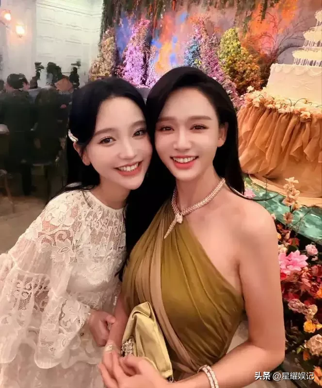 金莎被“小小明”美晕？澳门答谢宴变娱乐圈团建！

金莎晒出参加奚梦瑶、何猷君澳门婚礼答谢宴的合照，直呼被新娘“小小明”美晕，隔着屏幕都能听见彩虹屁。当晚陈乔恩夫妇、袁弘张歆艺夫妇也到场，好家伙，这哪是答谢宴，分明是娱乐圈团建。金莎还与陈乔恩合影，美女同框，颜值双倍暴击。我的看法：奚梦瑶新娘状态真能打