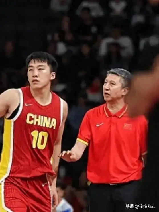 从中日半决赛看中国男篮对日本“两段式崩盘的症结”

名古屋这场球，比分是77比97，但真正让人难受的不是输了20分，而是那个崩法——一段在开头，一段在刚要爬起来的时候。

开场日本根本不跟你拼内线。挡拆往外拉，后卫一提速，中国队的防守就开始乱。谁去换？谁去补？谁往回追？场上没人能一句话说清楚。日本那