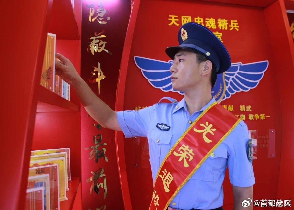 【#卸下肩章华丽转身#】近日，东部战区空军某部隆重举行2026年秋季士兵退役仪式。退役士兵身披绶带、胸带红花，深情发表离队赠言，与战友敬礼道别。衷心祝愿退伍老兵荣归故里，再谱新篇。#若有战召必回# ​