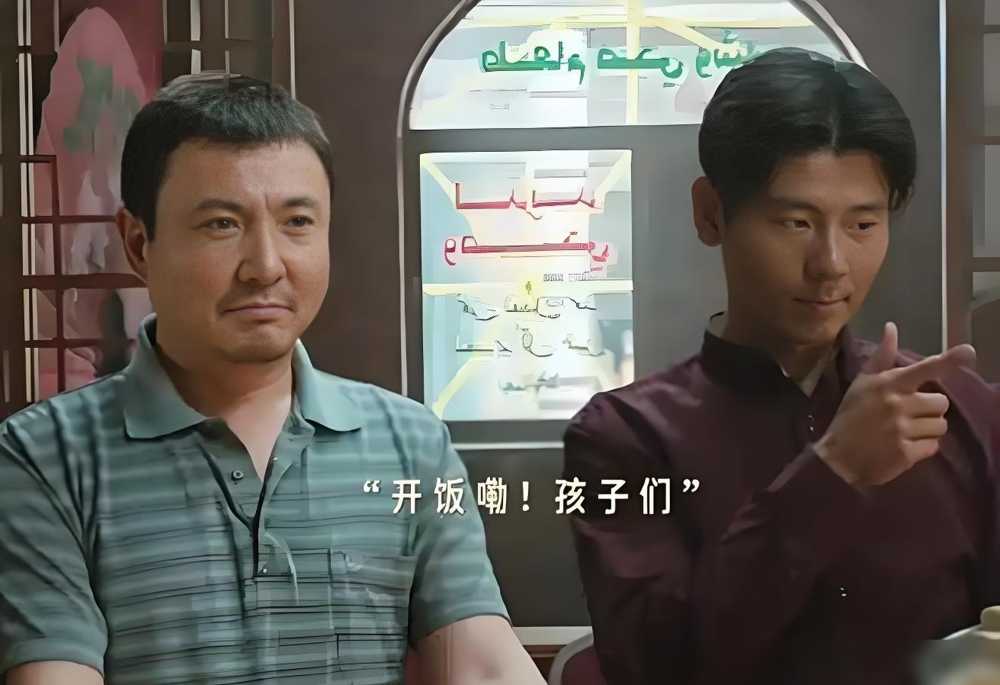 王晶夸爆蒋奇明，对主演沈腾半个字不提！
演《漫长的季节》傅卫军全程零台词，靠拧助听器的小动作、藏着撕裂感的眼神，直接成了圈内公认的无台词表演教科书。
这次《龙餐馆》里演餐馆经理，即兴说的一句没糊弄过去啊，把小人物绝境里的无奈和不甘，演得戳中了无数观众。
不是主流审美里的帅哥，却把每个底层角色演