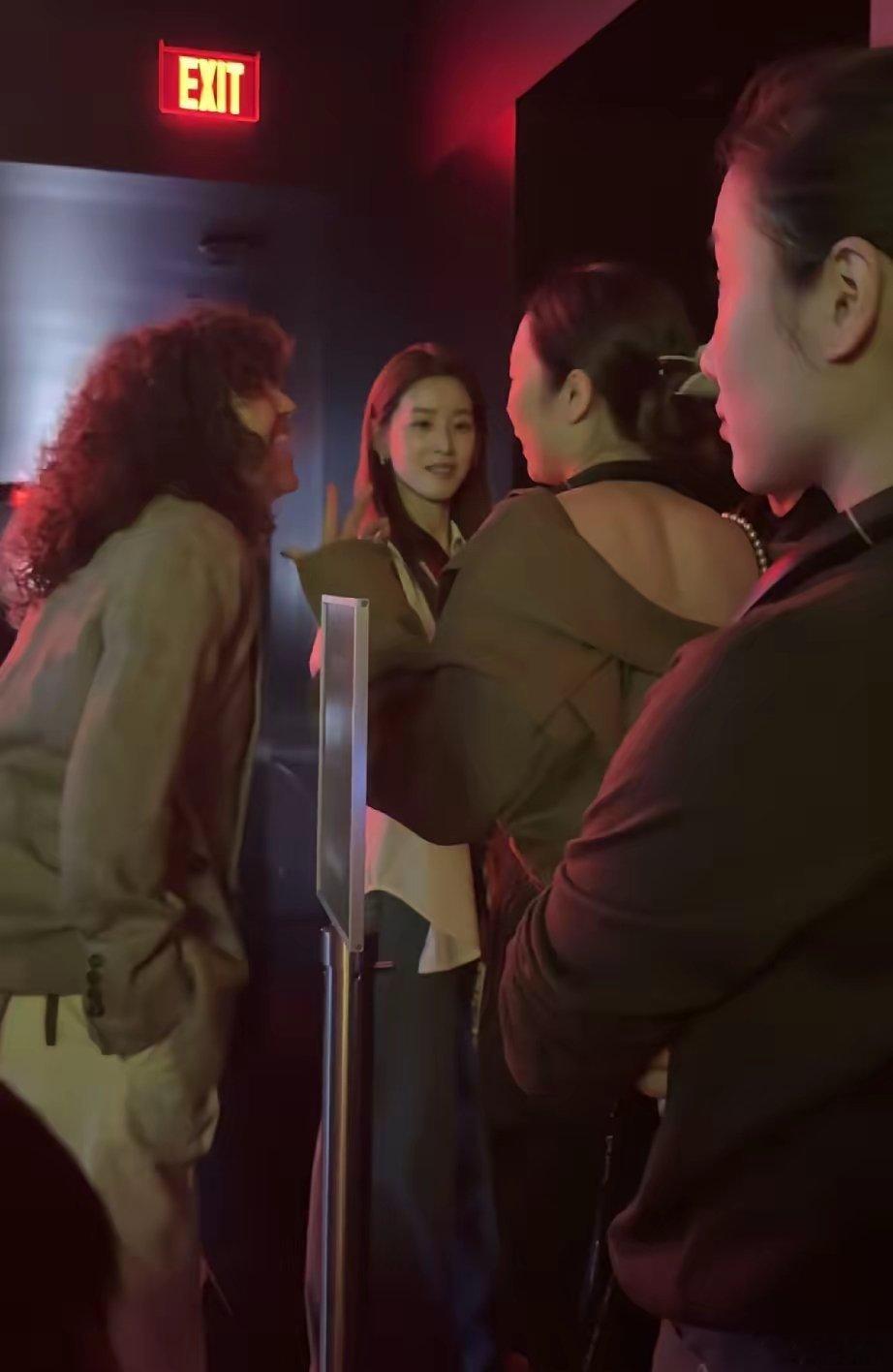 9月21日，章泽天在美国洛杉矶Los Angeles CCD · Dataland被偶遇，她好腼腆，看别人说话自己不插嘴，就像大学生一样清纯。 ​