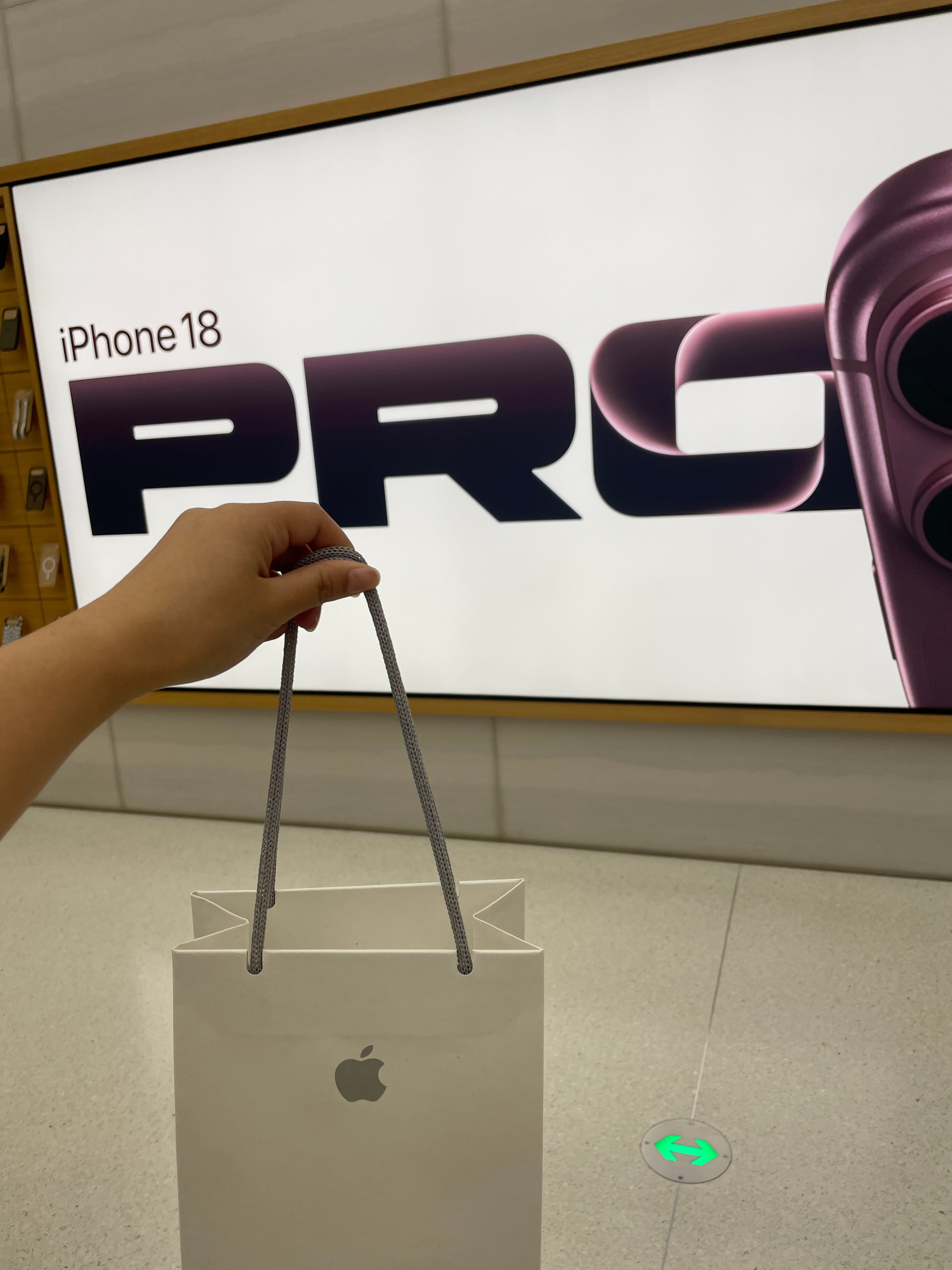 我的12pro真成老古董了，Apple Watch 12现场激活需要iOS27的系统，我手机18.5[捂嘴哭][捂嘴哭][捂嘴哭]

2021.05.20购买，2020.9的12系列，五六年的时间就这么飞走了。

周四下午看恒隆有货，小插曲一下就没了，周五周六看了两天都没有，周六晚上突然有了，即刻下单，周日排队一小时才取货[揣手][揣手] ​